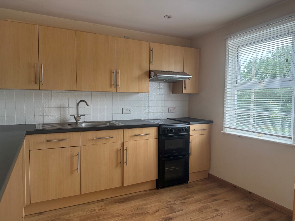Lot: 91 - FIRST FLOOR ONE-BEDROOM FLAT WITH GARDEN AND PARKING - Kitchen dining room
